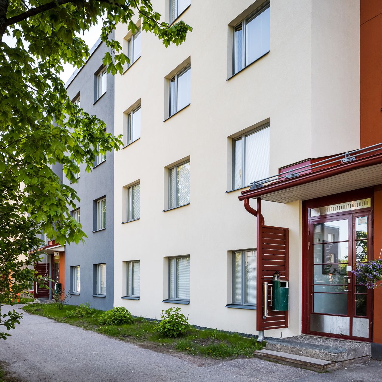 Remontoidun asunnon keittiö teemanostossa.