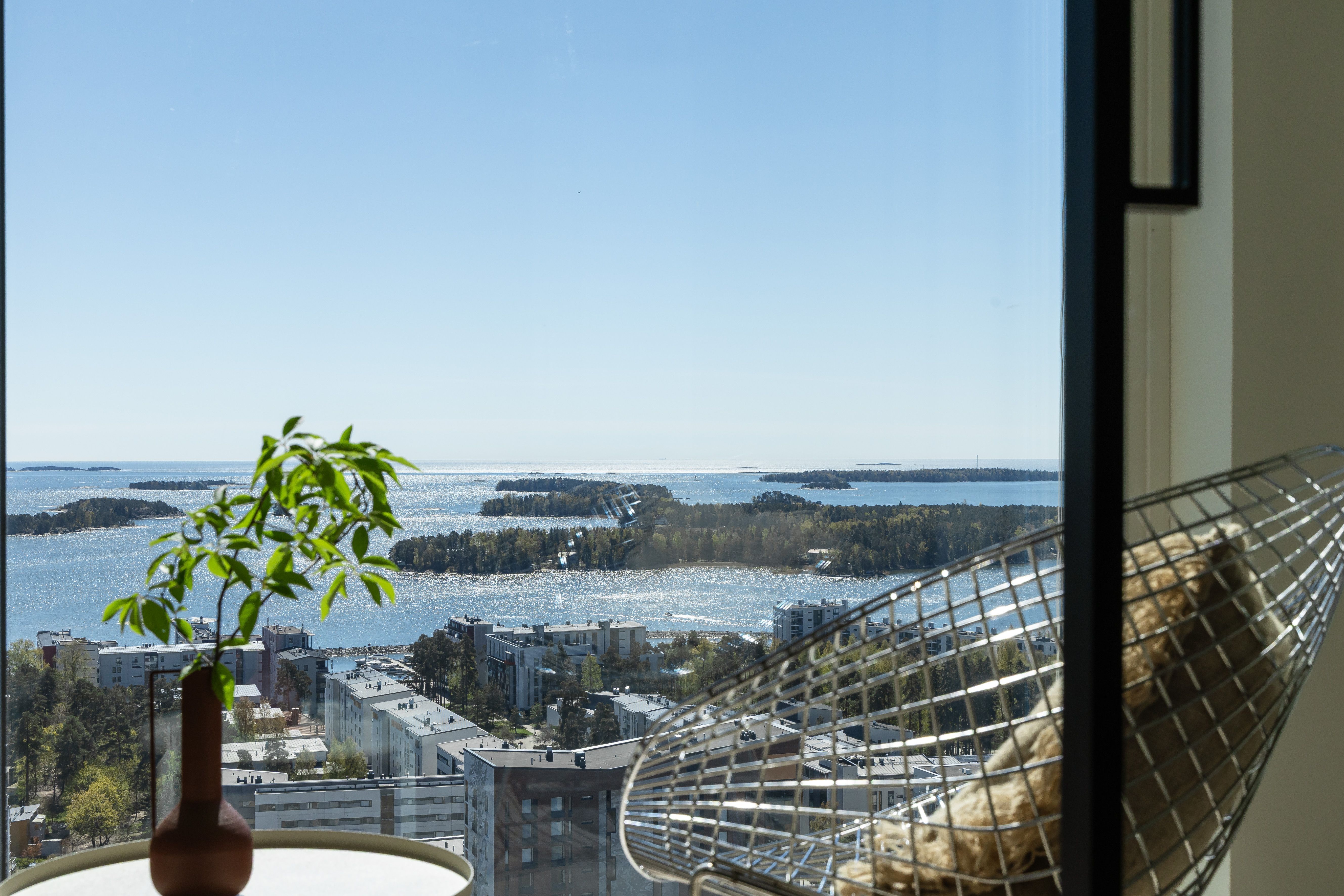Atlaksen asunnon viherhuoneen maisemaa.