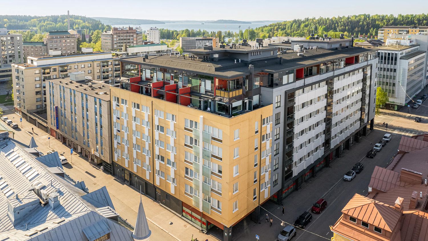 Aluekuva Rauhankatu 10 kiinteistöstä Lahden keskustassa ja taustalla järvi.