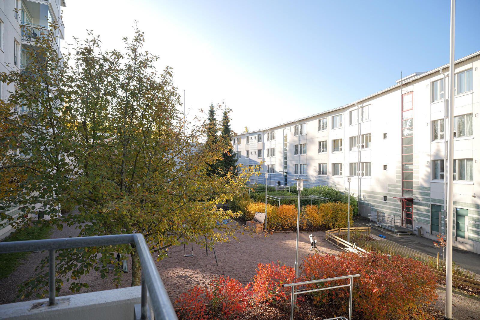 Maisema Valtuustokatu 6:n parvekkeelta sisäpihalle.