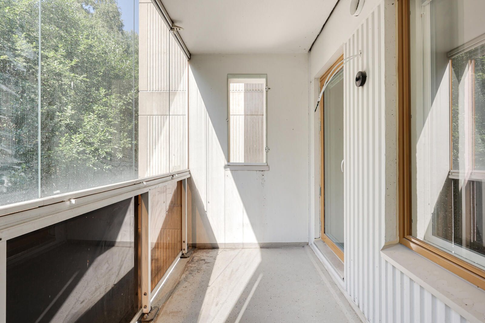 Viulutien asunnon kesäinen parveke.