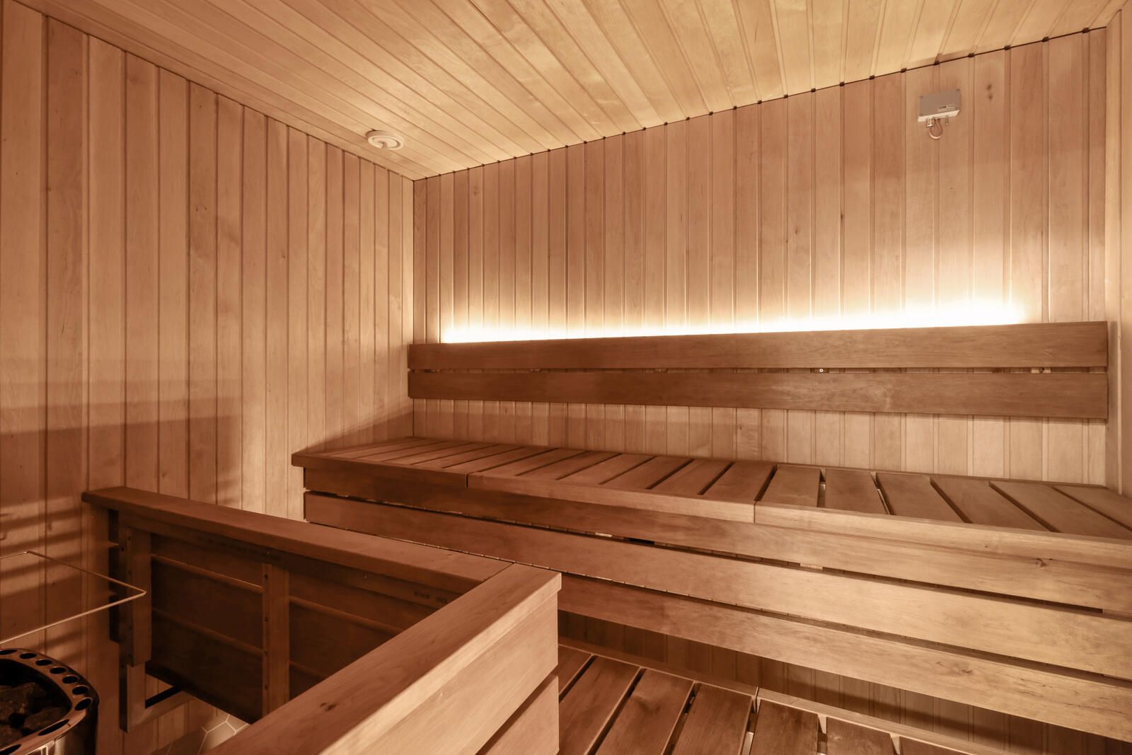 Viulutien taloyhtiön uusittu sauna.