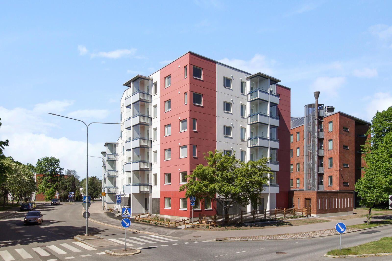 Turkhaudantie 3 kadun puolen julkisivua.