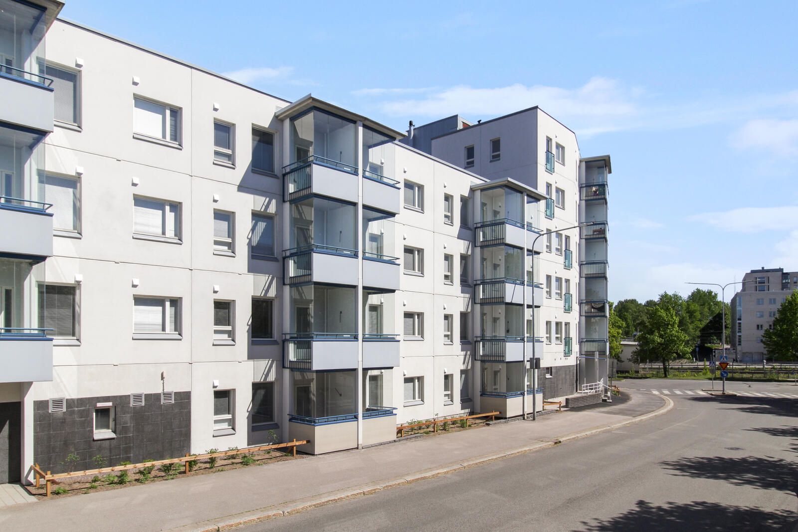Turkhaudantie 3 kadun puolen julkisivua.