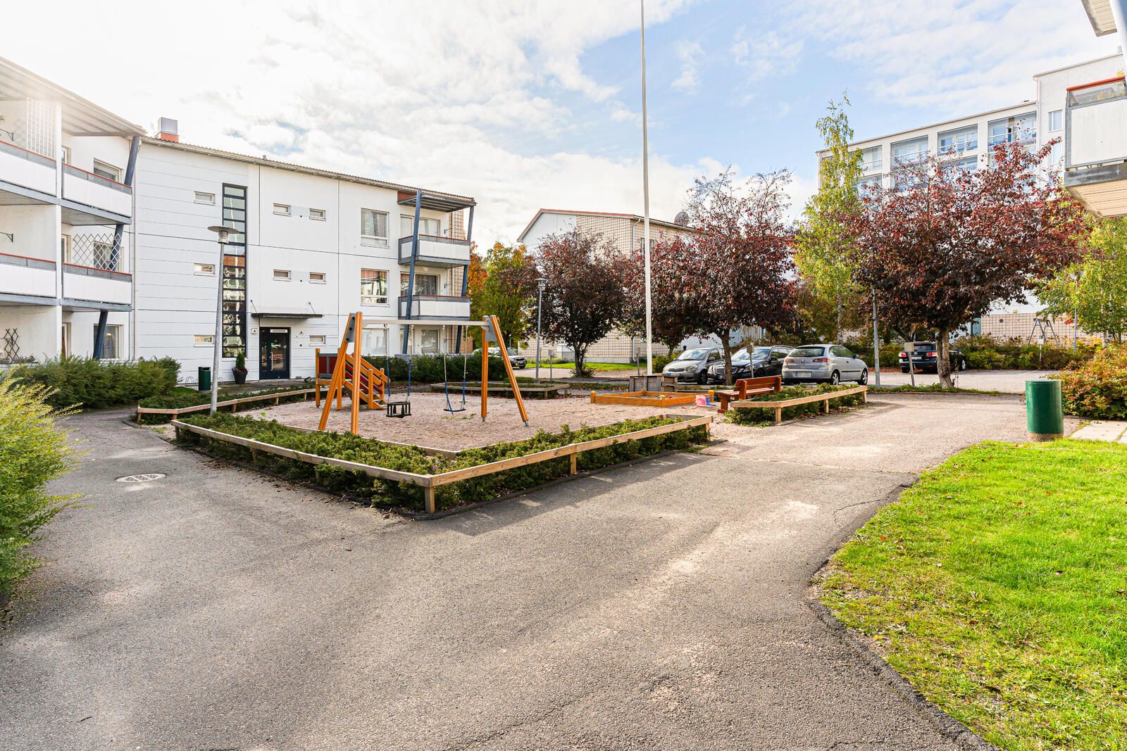 Ulkokuva Myyrmäen asuntokohteen sisäpihalta.