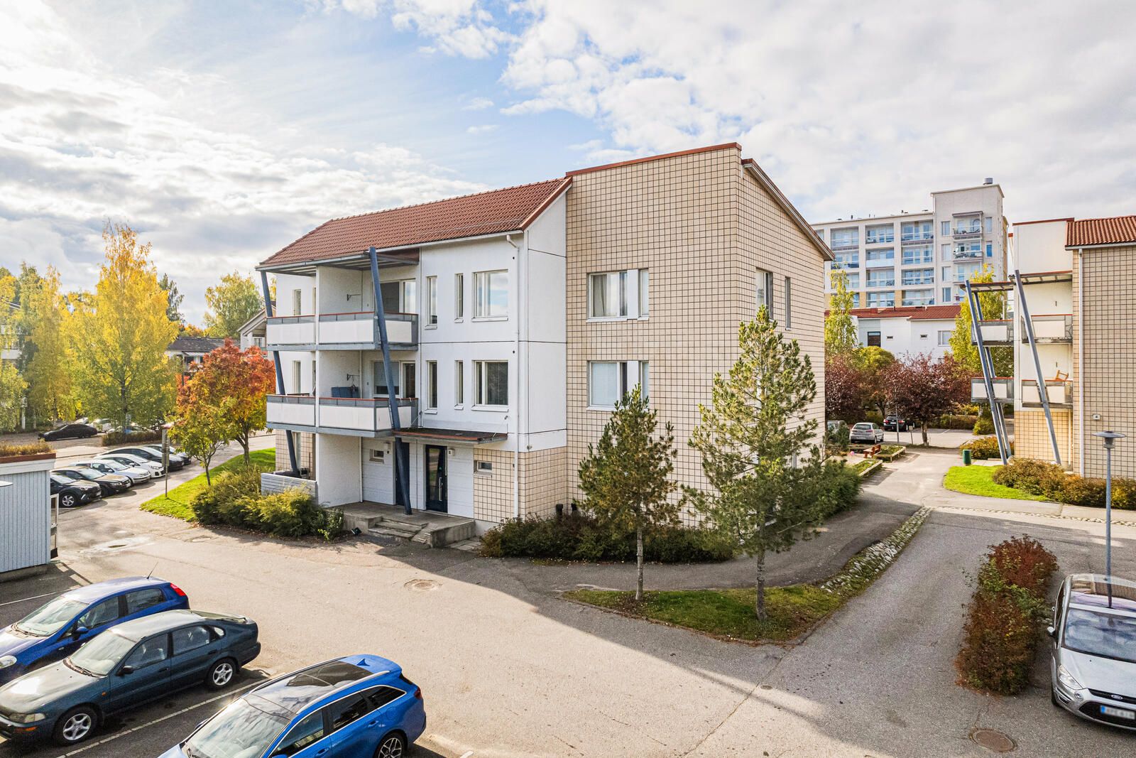 Ulkokuva Myyrmäen asuntokohteen parkkipaikalta.