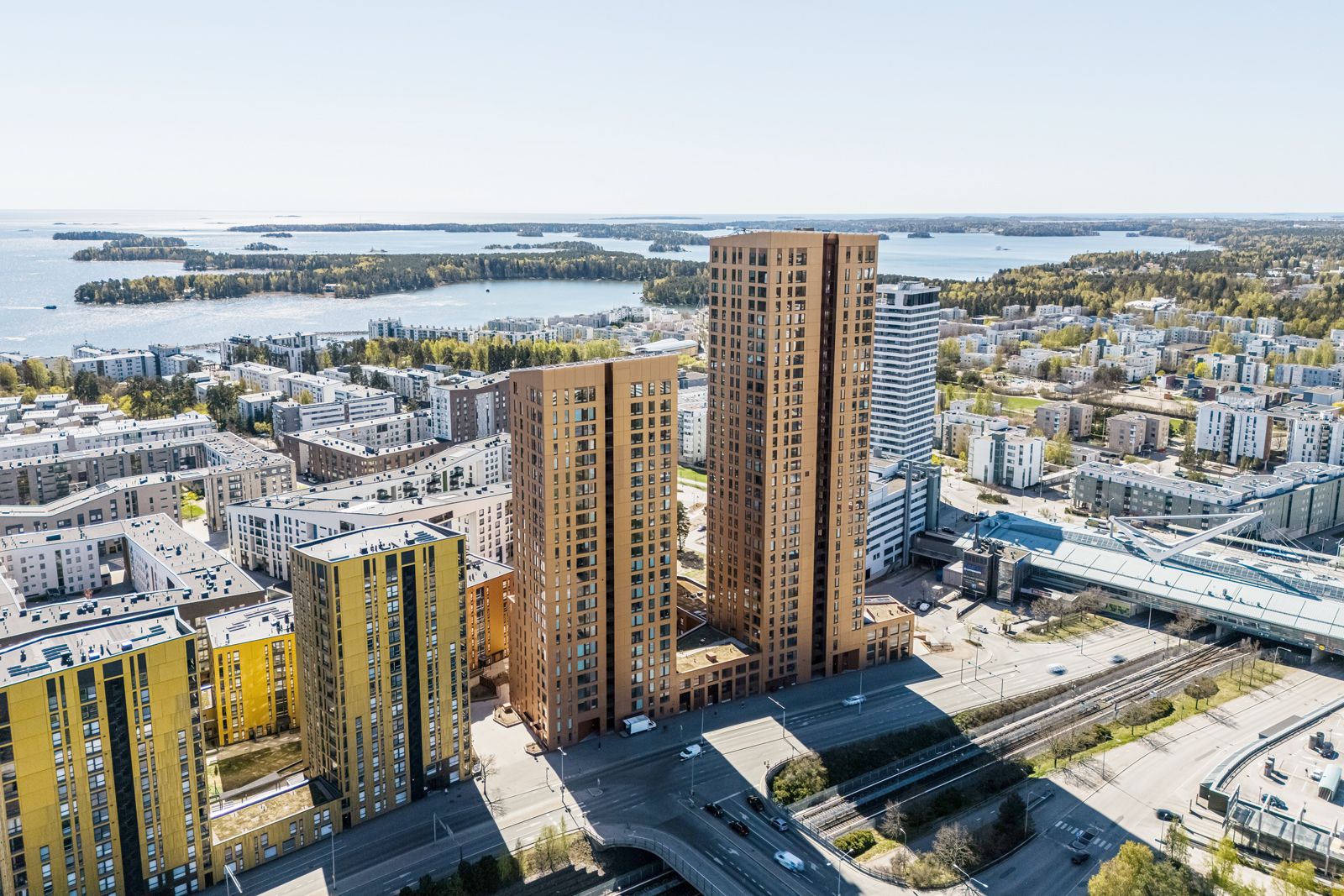 Vuosaaren tornitalot rivissä, maisema kohti Aurinkolahtea ja merta.
