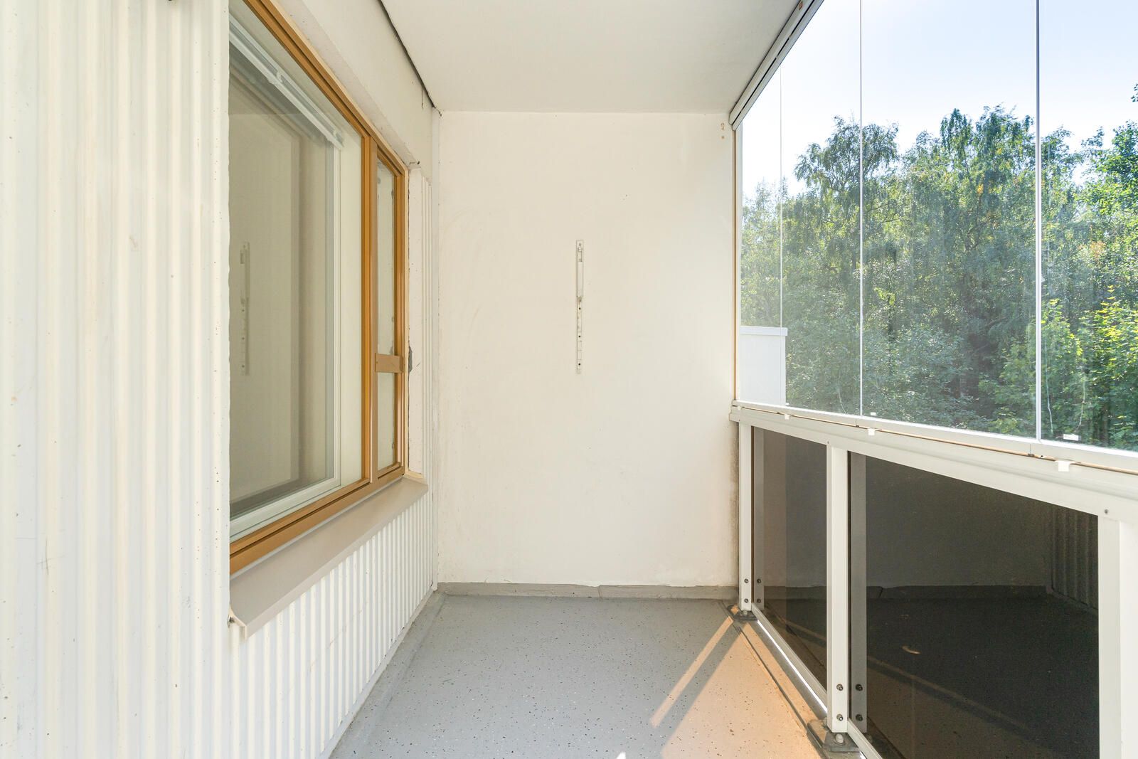 Viulutien aurinkoinen parveke ennen.