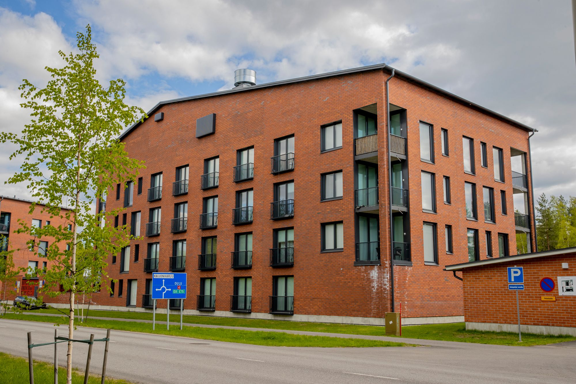 Tietolinja 5 kadun puoleinen julkisivukuva.